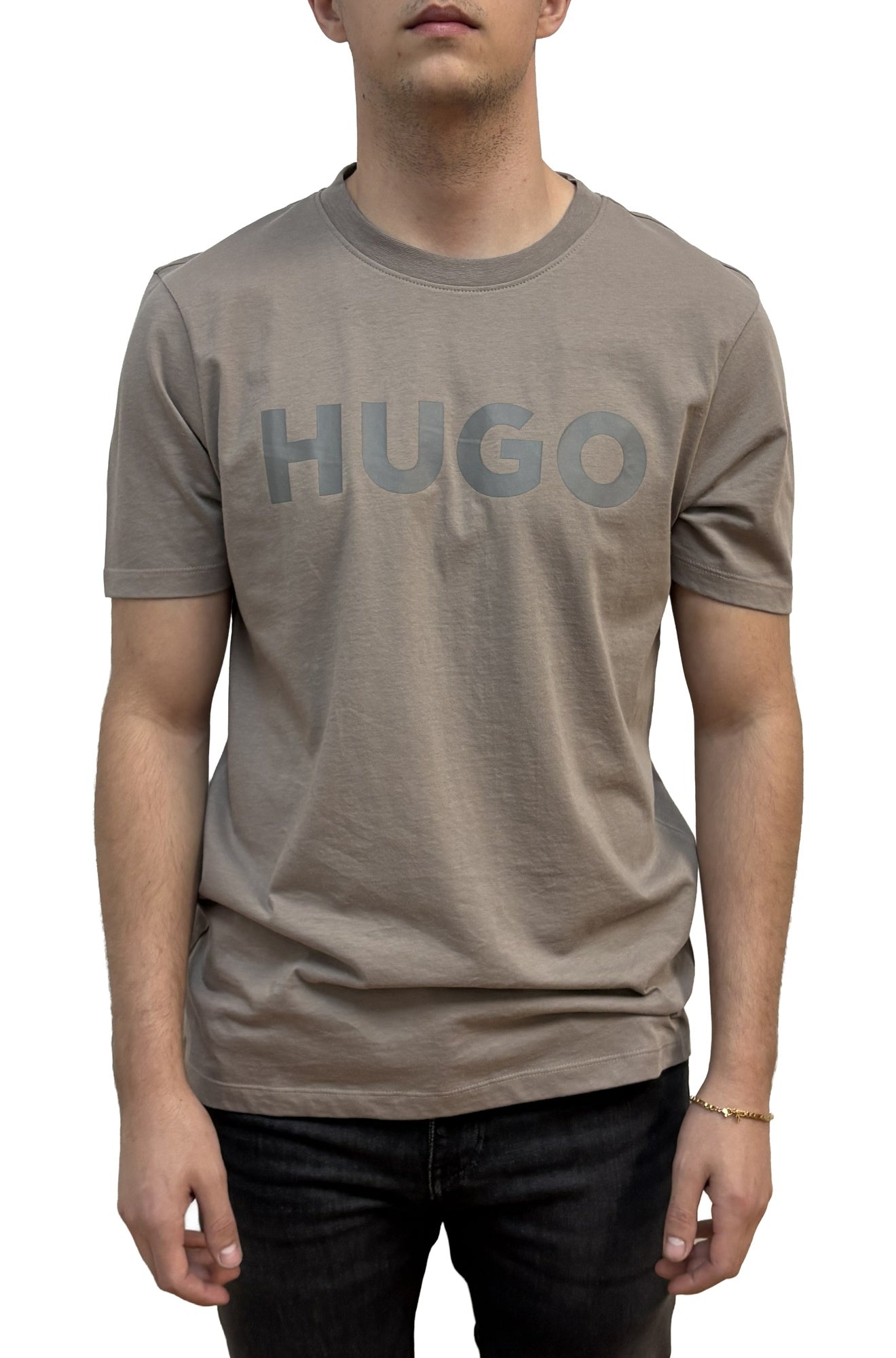 T-shirt gris taupe à col rond avec grand logo HUGO ton sur ton à la poitrine pour homme par HUGO BOSS, vue avant