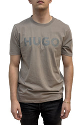 T-shirt gris taupe à col rond avec grand logo HUGO ton sur ton à la poitrine pour homme par HUGO BOSS, vue avant