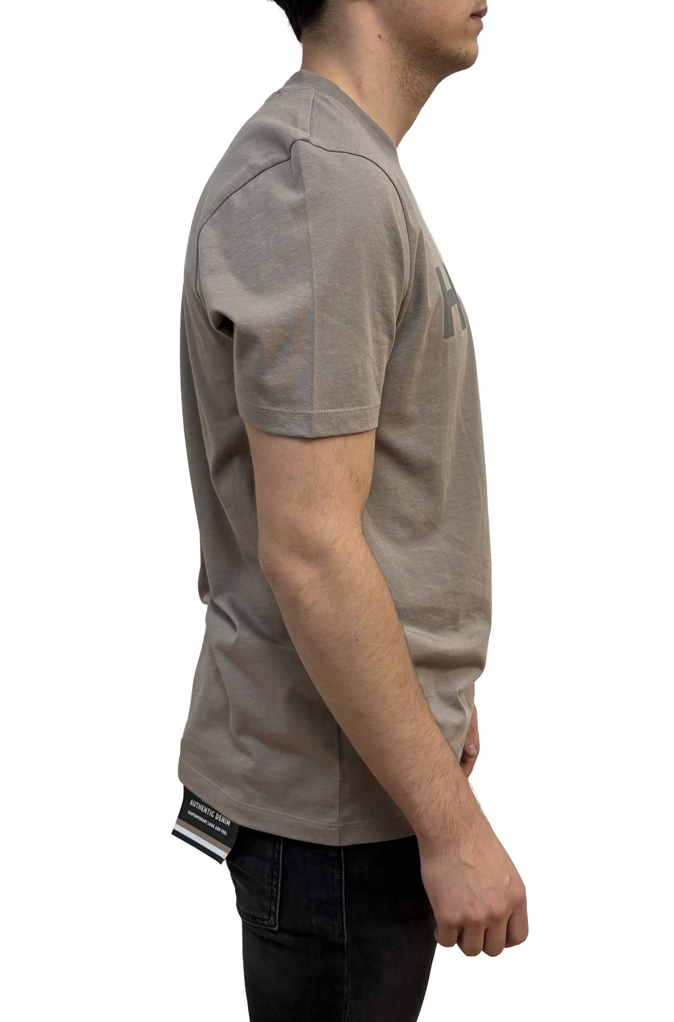 Vue de côté du t-shirt gris taupe à col rond, avec couture de manche et logo partiel pour homme par HUGO BOSS