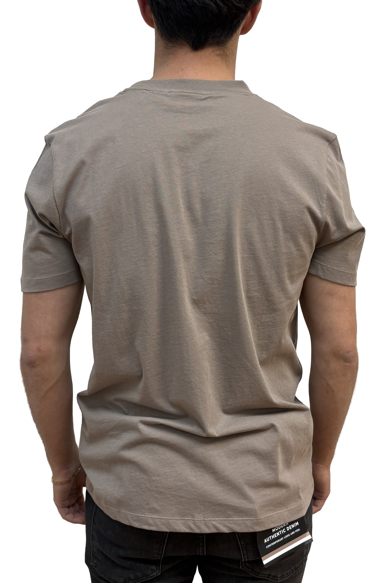 Vue arrière du t-shirt gris taupe à manches courtes, col rond et ourlet droit cousu pour homme par HUGO BOSS