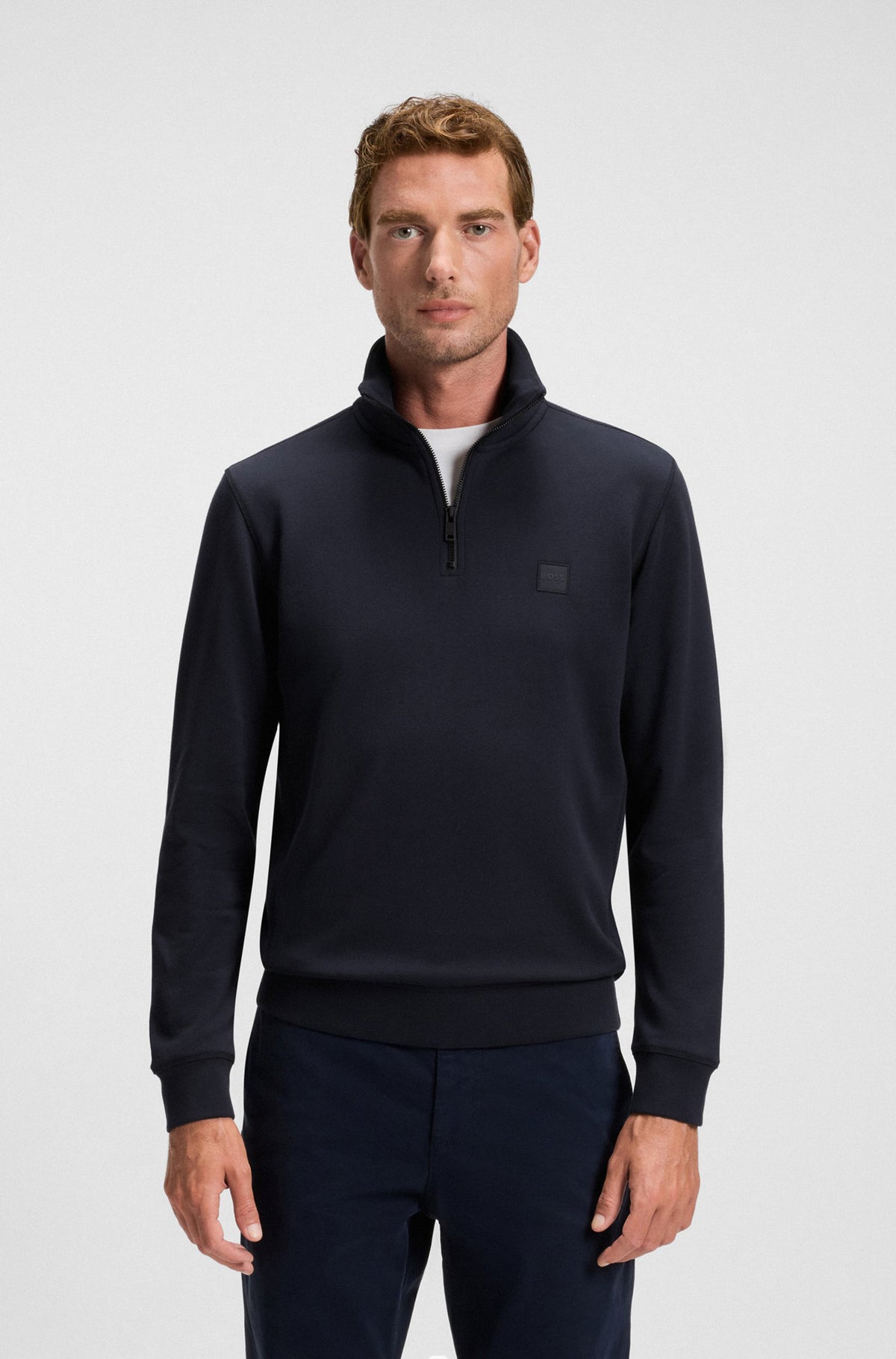 Chandail à demi-fermeture éclair molletonné bleu marine et écusson pour homme par HUGO BOSS, vue de face sur mannequin