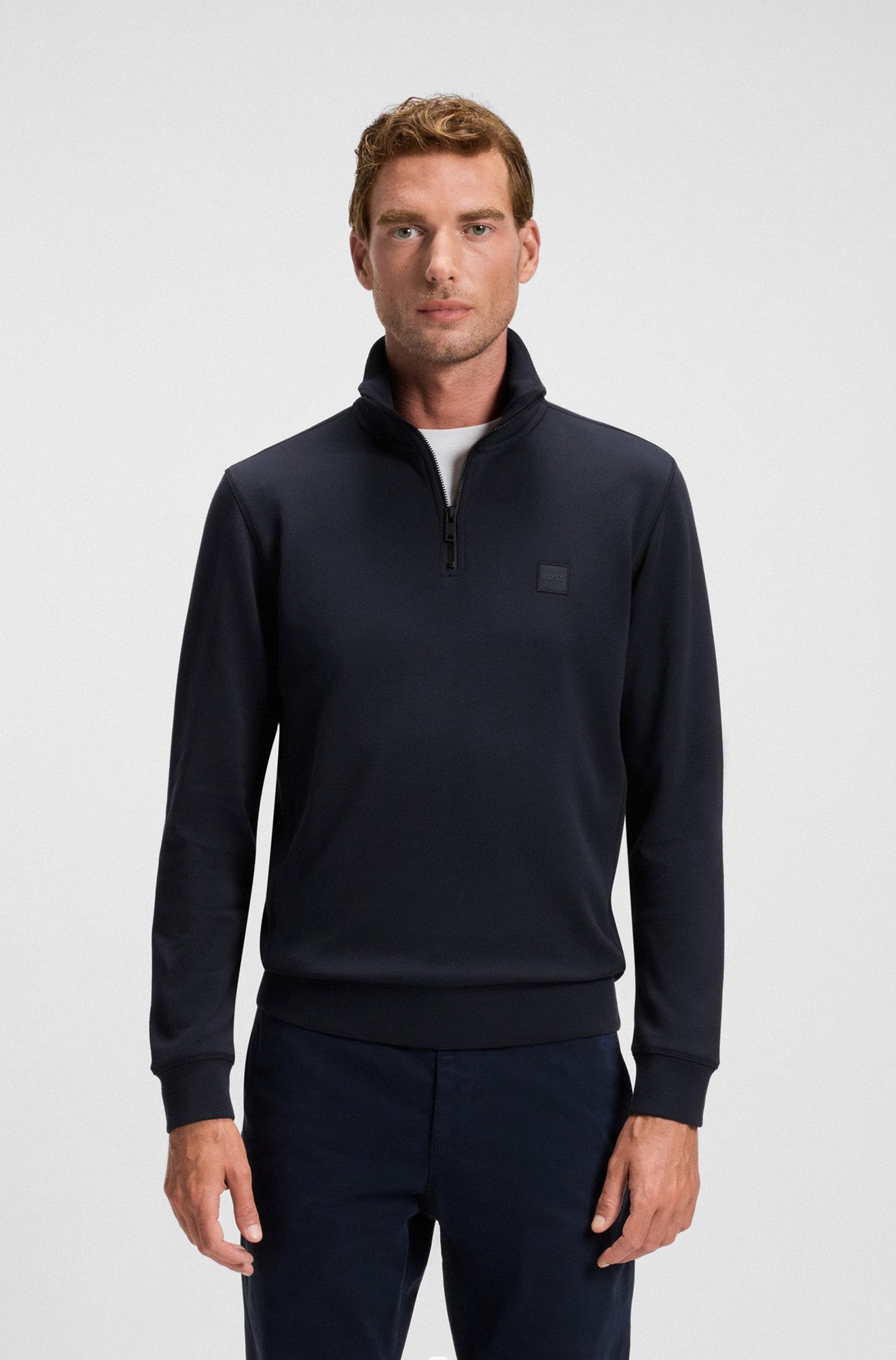 Chandail à demi-fermeture éclair molletonné bleu marine et écusson pour homme par HUGO BOSS, vue de face sur mannequin