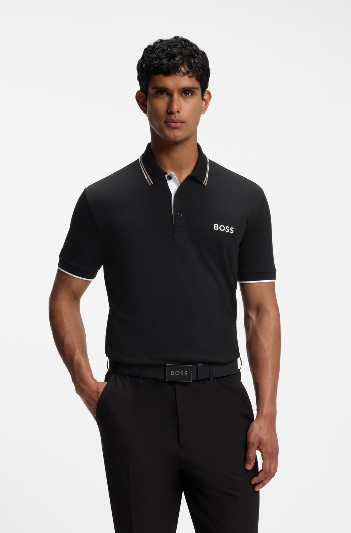 Polo noir à manches courtes avec logo BOSS blanc et col ligné pour homme par HUGO BOSS, vue de face sur mannequin