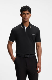 Polo noir à manches courtes avec logo BOSS blanc et col ligné pour homme par HUGO BOSS, vue de face sur mannequin