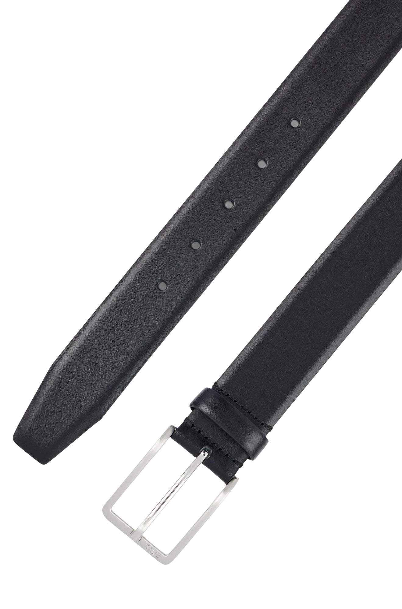 Ceinture en cuir noire posée en diagonale avec boucle argentée et passant, vue produit pour homme par HUGO BOSS