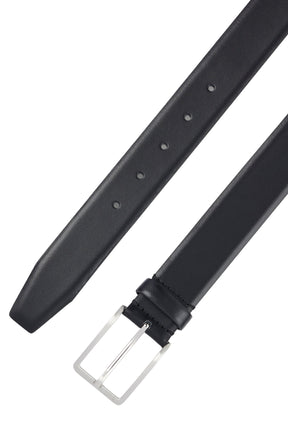 Ceinture en cuir noire posée en diagonale avec boucle argentée et passant, vue produit pour homme par HUGO BOSS