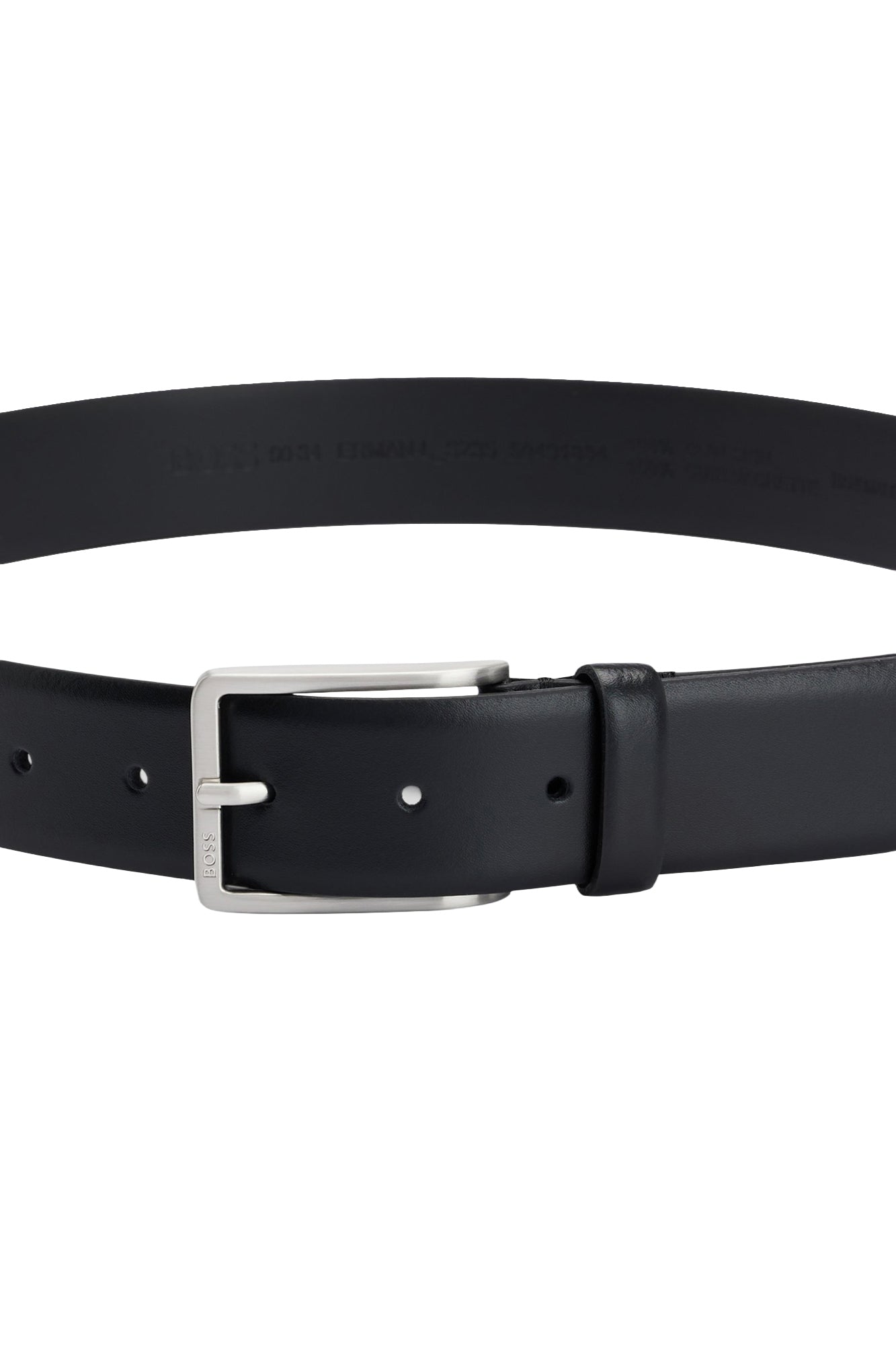 Détail de ceinture en cuir noire avec boucle argentée, passant, trous et gaufrage intérieur pour homme par HUGO BOSS