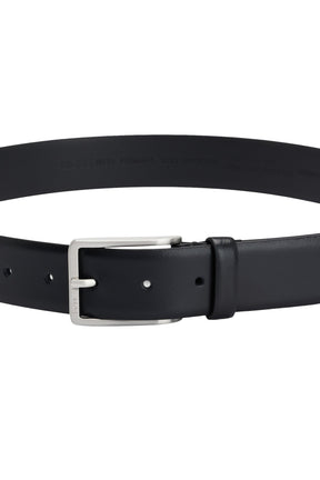 Détail de ceinture en cuir noire avec boucle argentée, passant, trous et gaufrage intérieur pour homme par HUGO BOSS
