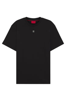 T-Shirt noir à manches courtes et col rond avec petit écusson HUGO sur la poitrine, vue produit pour homme par HUGO BOSS