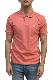 Vue de face du polo corail avec patte à deux boutons et écusson carré BOSS ton sur ton pour homme par HUGO BOSS