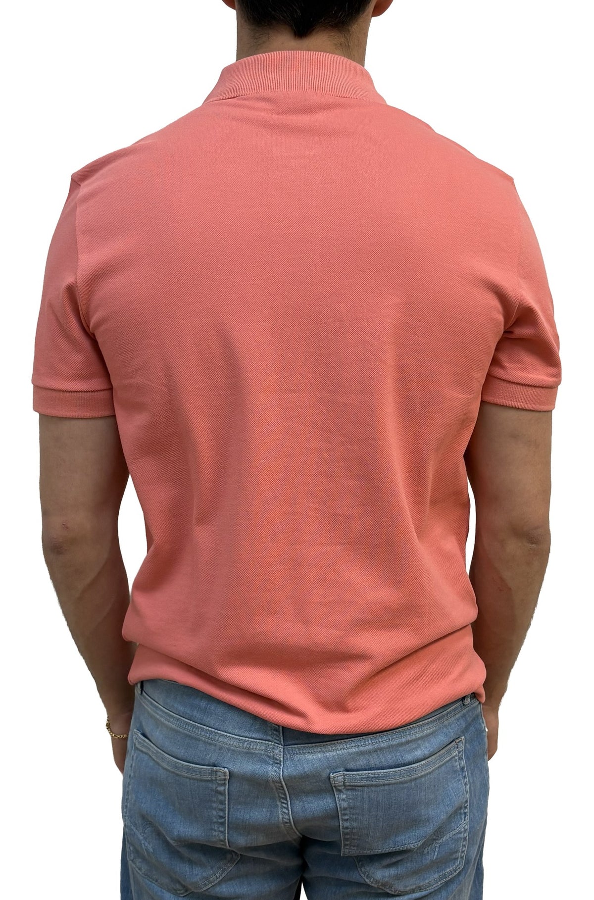 Vue arrière du polo corail avec col côtelé, manches courtes et maille finement texturée pour homme par HUGO BOSS