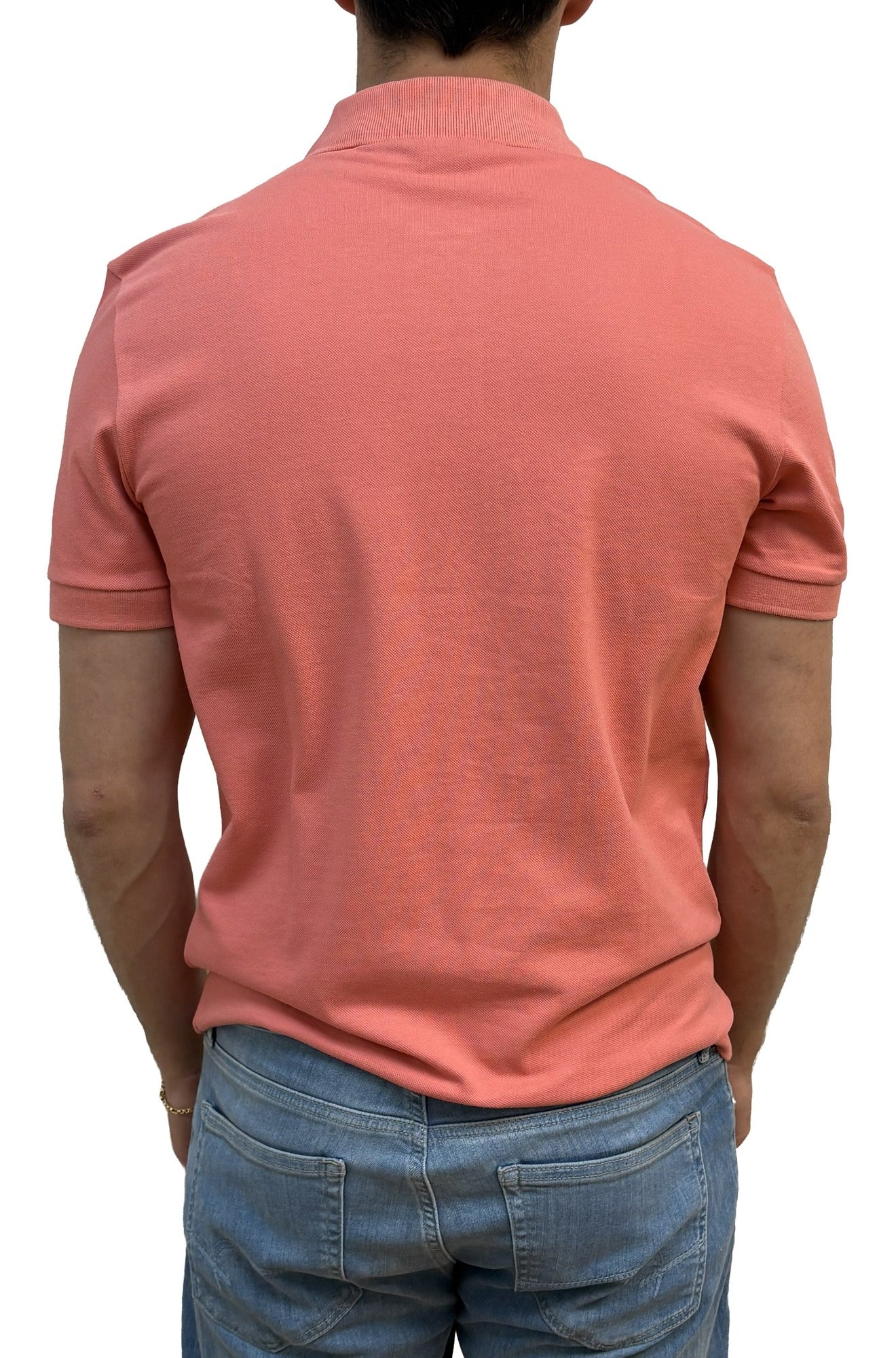 Vue arrière du polo corail avec col côtelé, manches courtes et maille finement texturée pour homme par HUGO BOSS