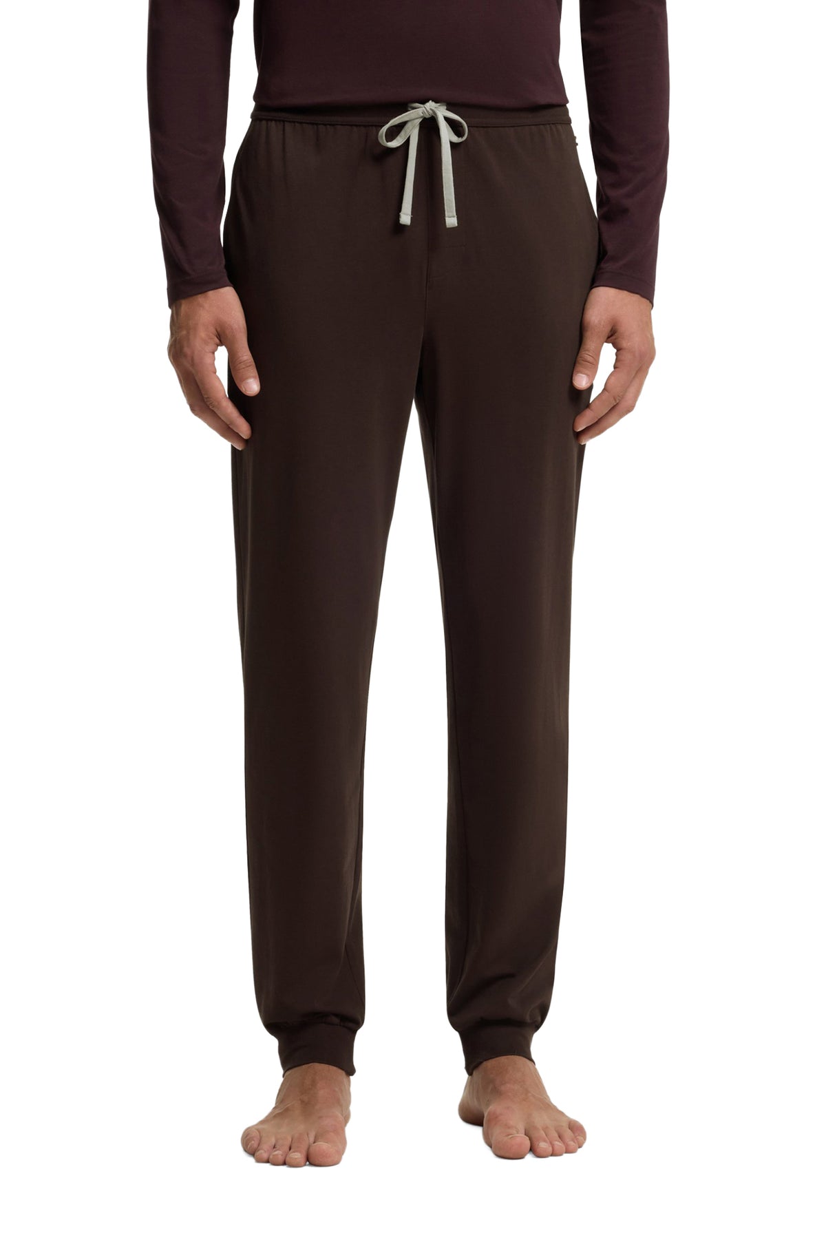 Pantalon à cordon jogger brun foncé avec cordon gris et chevilles côtelées pour homme par HUGO BOSS, vue avant sur mannequin