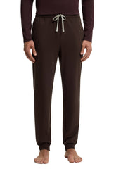Pantalon à cordon jogger brun foncé avec cordon gris et chevilles côtelées pour homme par HUGO BOSS, vue avant sur mannequin