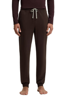 Pantalon à cordon jogger brun foncé avec cordon gris et chevilles côtelées pour homme par HUGO BOSS, vue avant sur mannequin