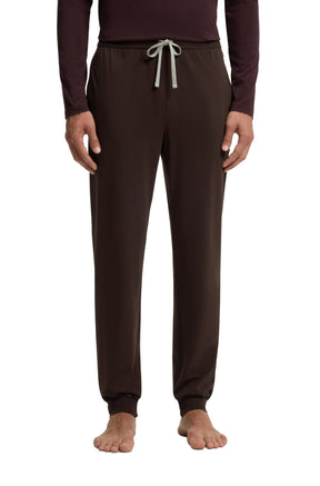 Pantalon à cordon jogger brun foncé avec cordon gris et chevilles côtelées pour homme par HUGO BOSS, vue avant sur mannequin