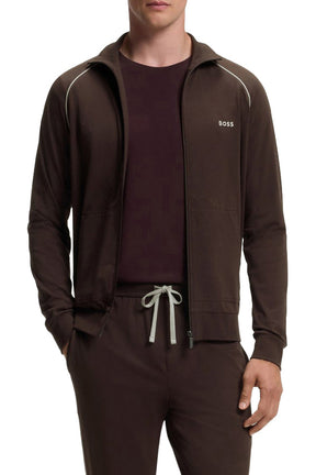 Vue avant écourtée du pantalon à cordon jogger brun foncé avec cordon gris, porté avec veste zippée pour homme par HUGO BOSS