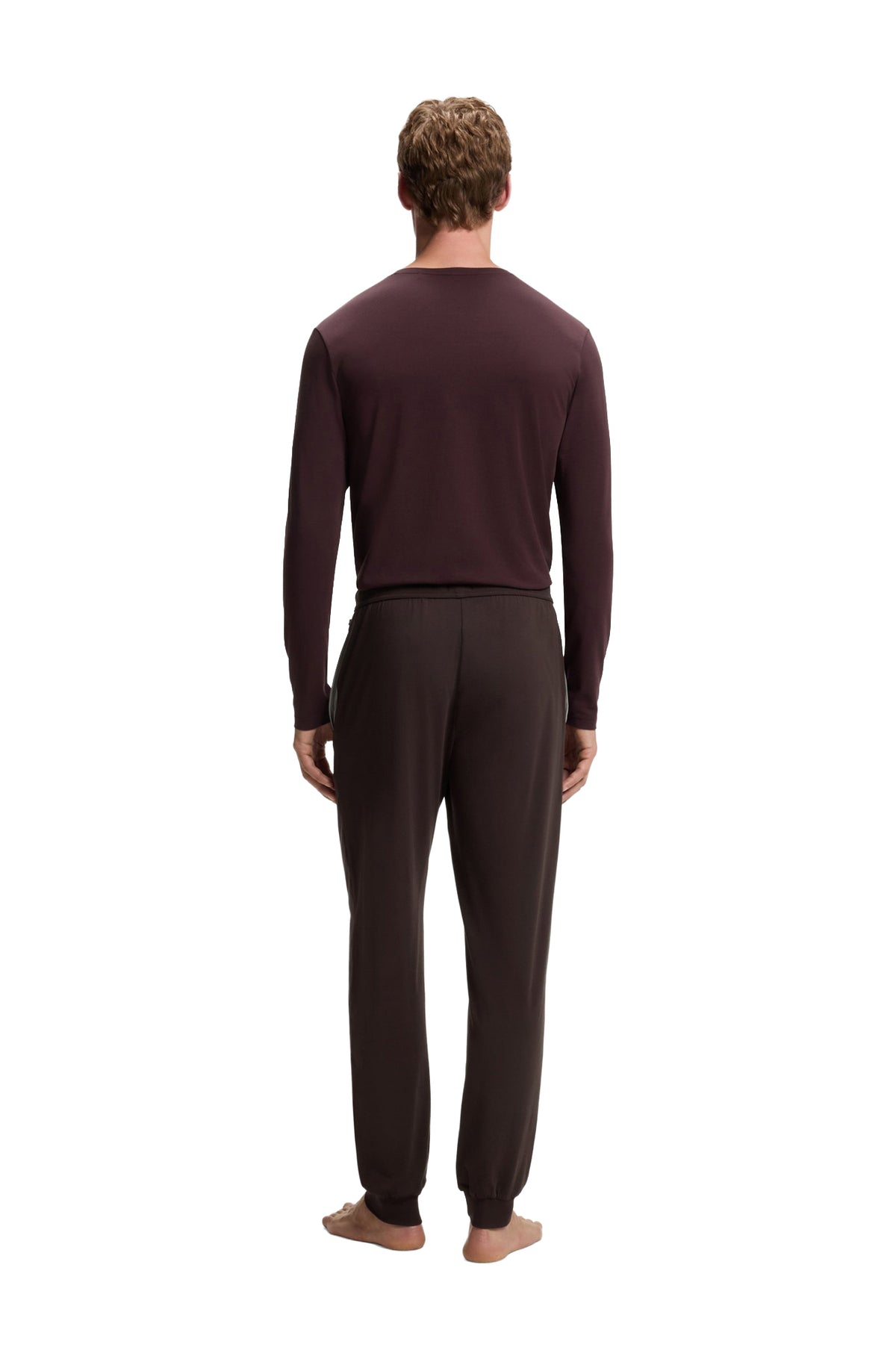 Vue arrière sur mannequin du pantalon à cordon jogger brun foncé avec taille élastique pour homme par HUGO BOSS