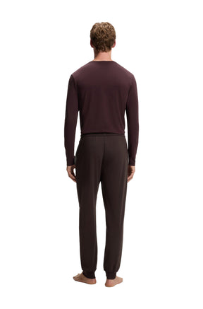 Vue arrière sur mannequin du pantalon à cordon jogger brun foncé avec taille élastique pour homme par HUGO BOSS