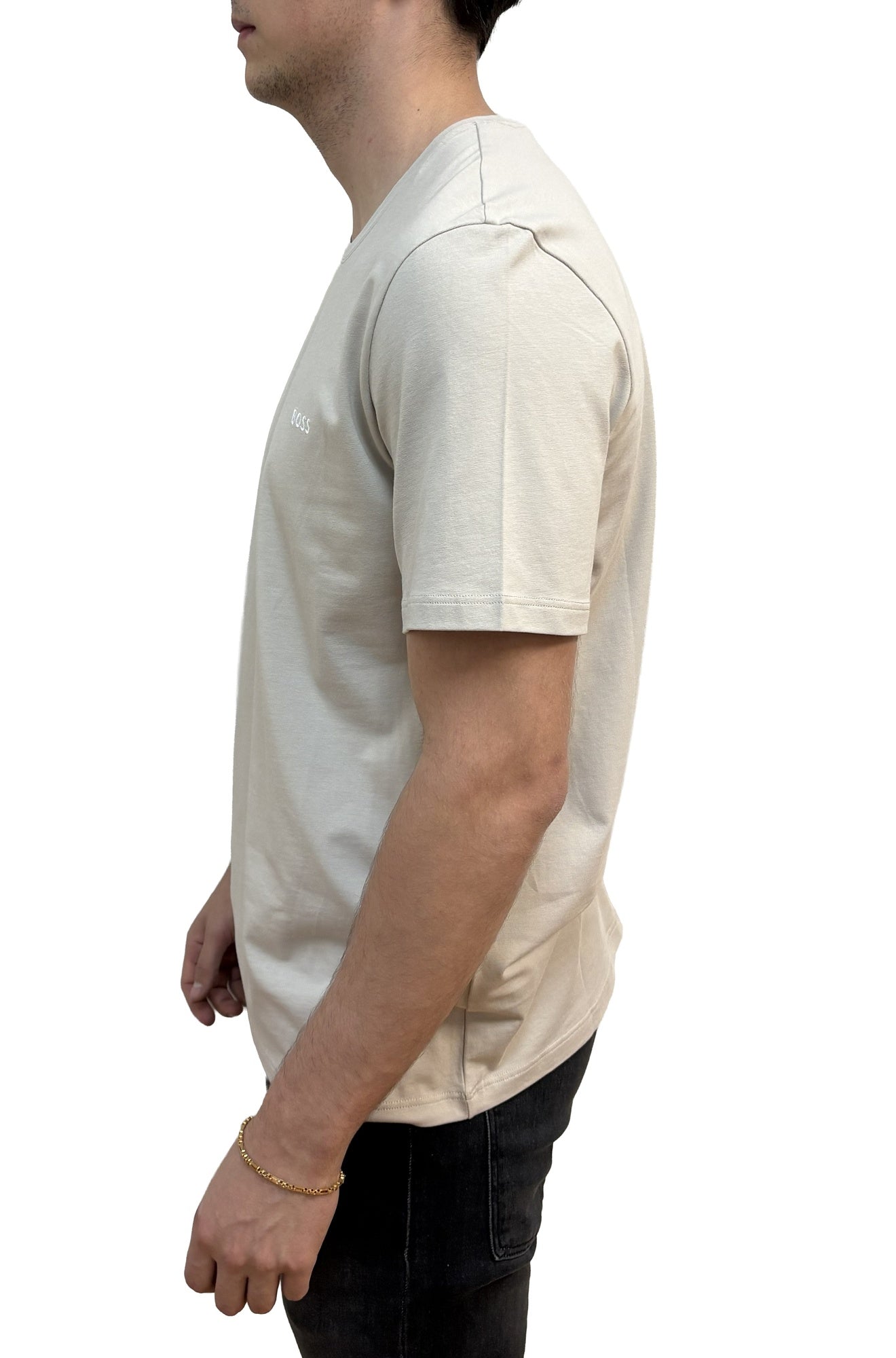T-shirt beige pâle à col rond, manche courte et petit logo poitrine pour homme par HUGO BOSS, vue de côté