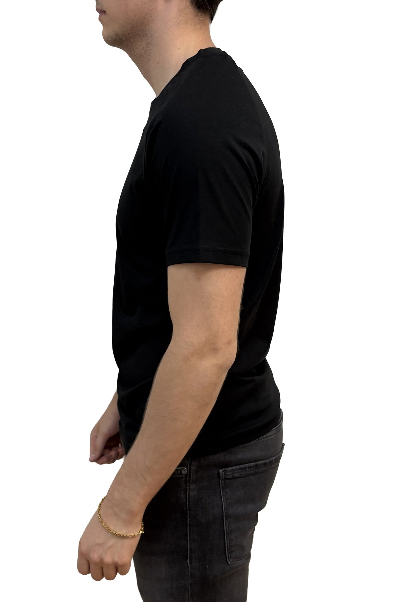 Vue de côté d’un t-shirt noir à col rond et manches courtes avec ourlet droit pour homme par HUGO BOSS
