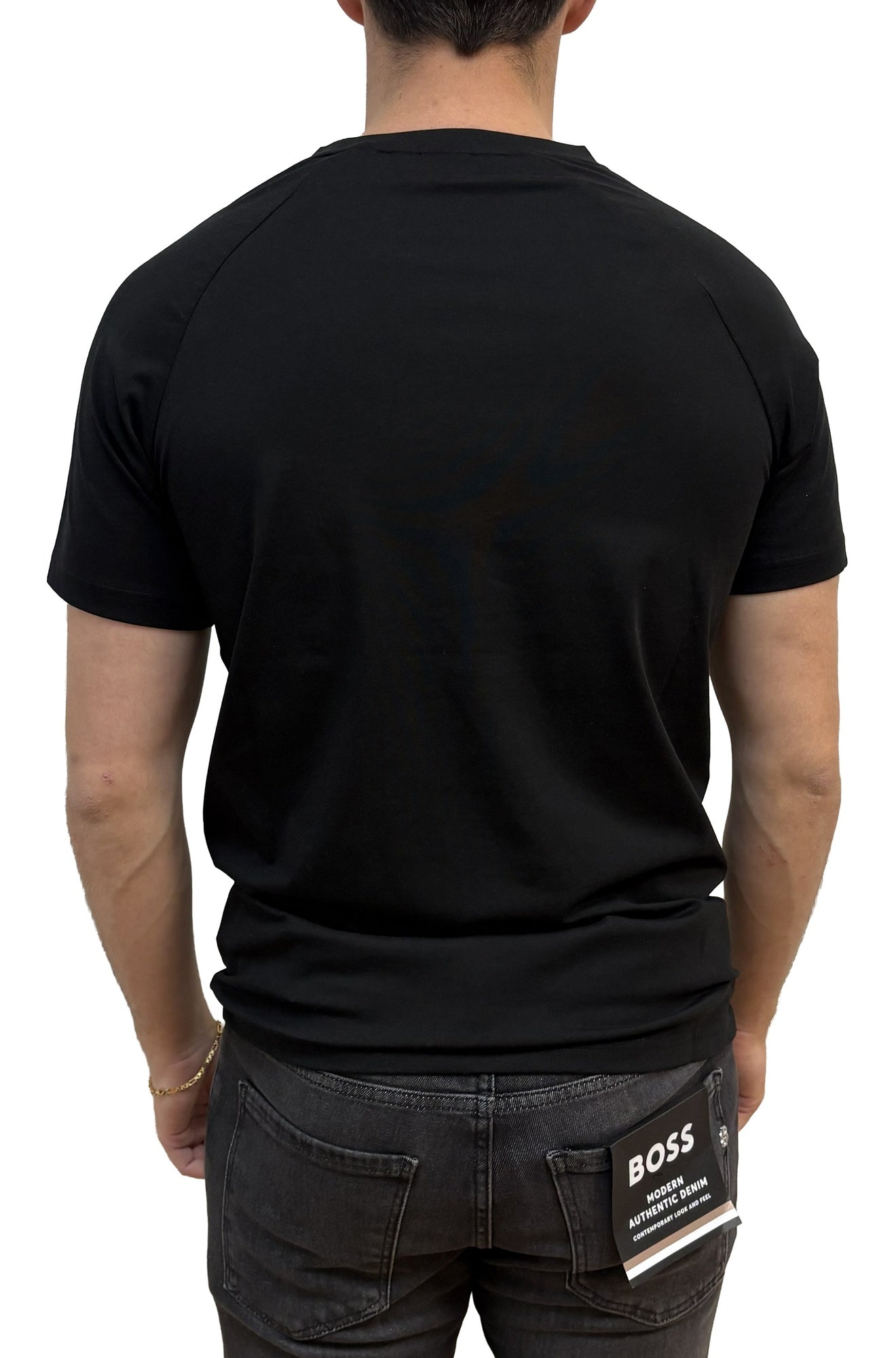 Vue arrière d’un t-shirt noir uni à manches courtes avec coutures courbées aux épaules pour homme par HUGO BOSS