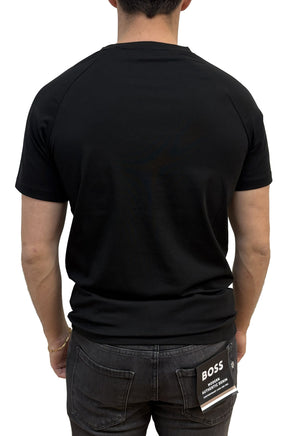 Vue arrière d’un t-shirt noir uni à manches courtes avec coutures courbées aux épaules pour homme par HUGO BOSS