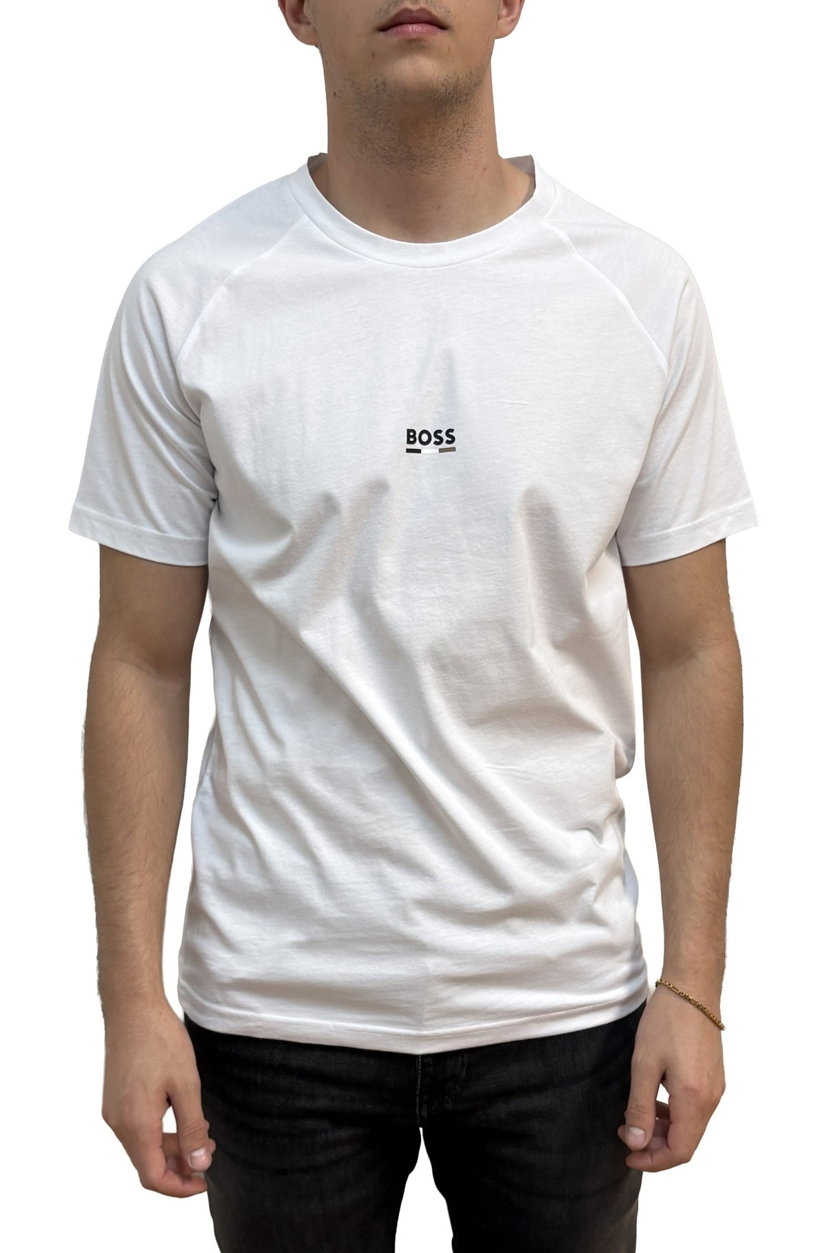 Vue avant du t-shirt blanc à col rond avec logo BOSS noir centré sur la poitrine pour homme par HUGO BOSS