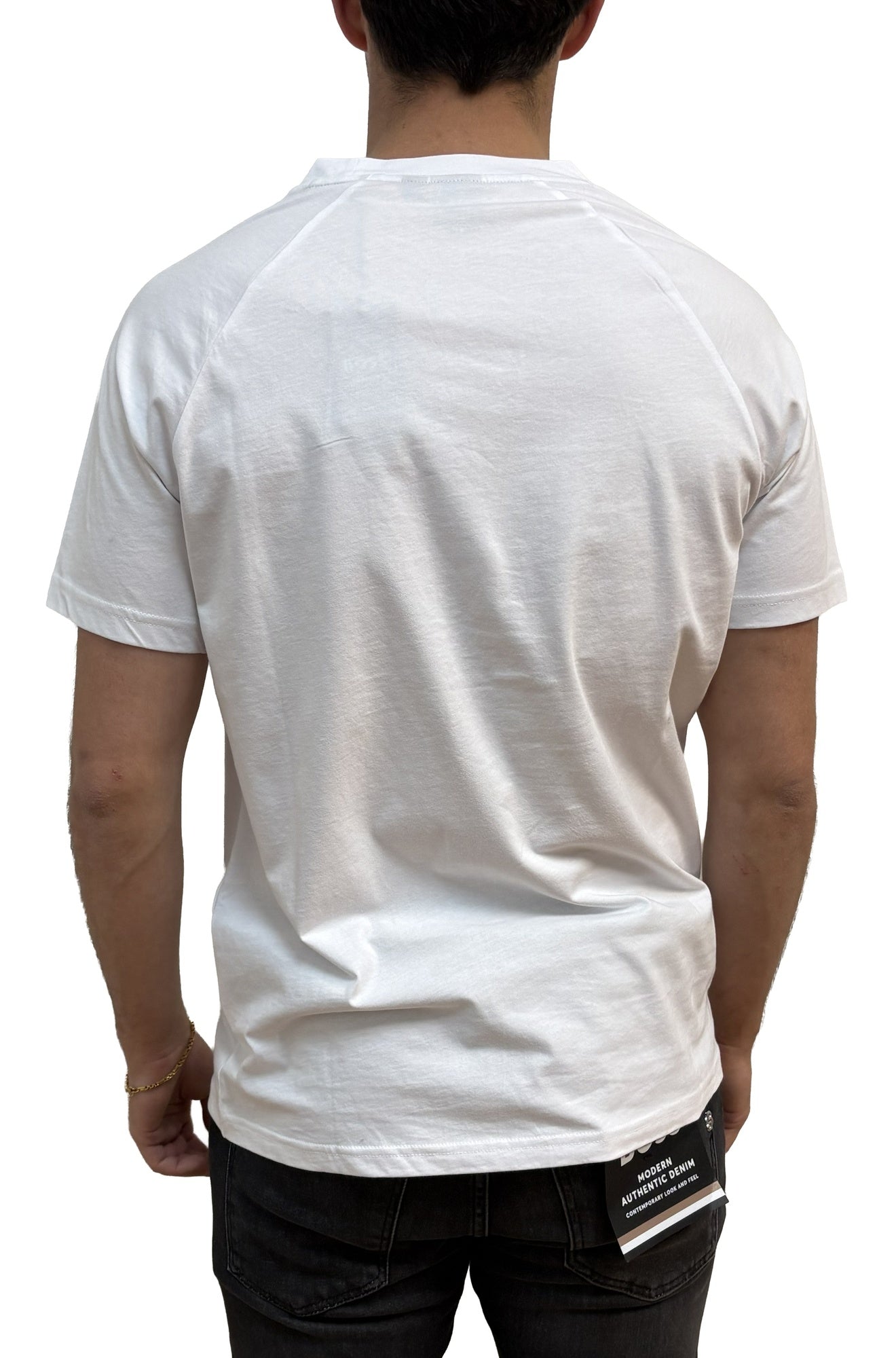 Vue arrière du t-shirt blanc à manches courtes, avec coutures raglan et ourlet droit pour homme par HUGO BOSS