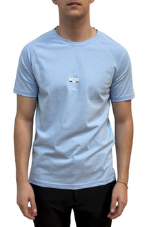 T-shirt bleu pâle à manches courtes avec col rond et logo BOSS centré pour homme par HUGO BOSS, vue de face