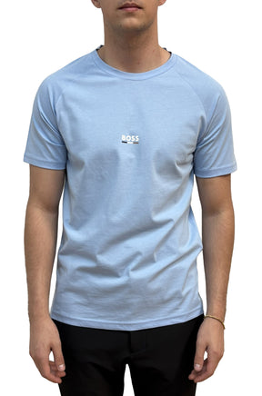 T-shirt bleu pâle à manches courtes avec col rond et logo BOSS centré pour homme par HUGO BOSS, vue de face