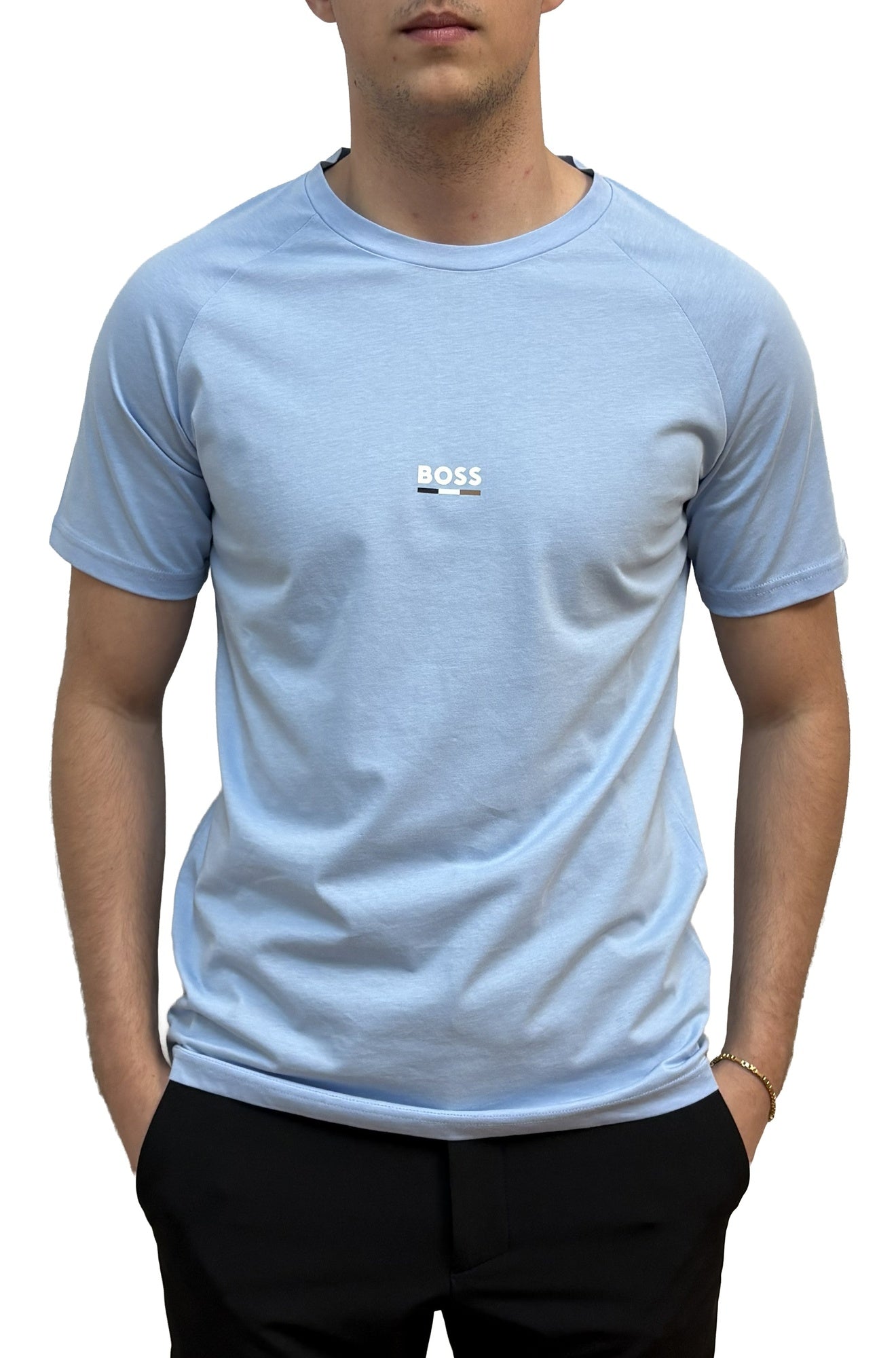 T-shirt bleu pâle à col rond avec petit logo BOSS blanc sur la poitrine pour homme par HUGO BOSS, vue de face