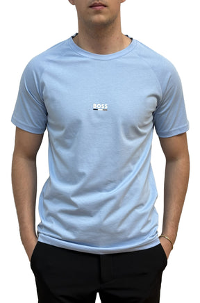 T-shirt bleu pâle à col rond avec petit logo BOSS blanc sur la poitrine pour homme par HUGO BOSS, vue de face
