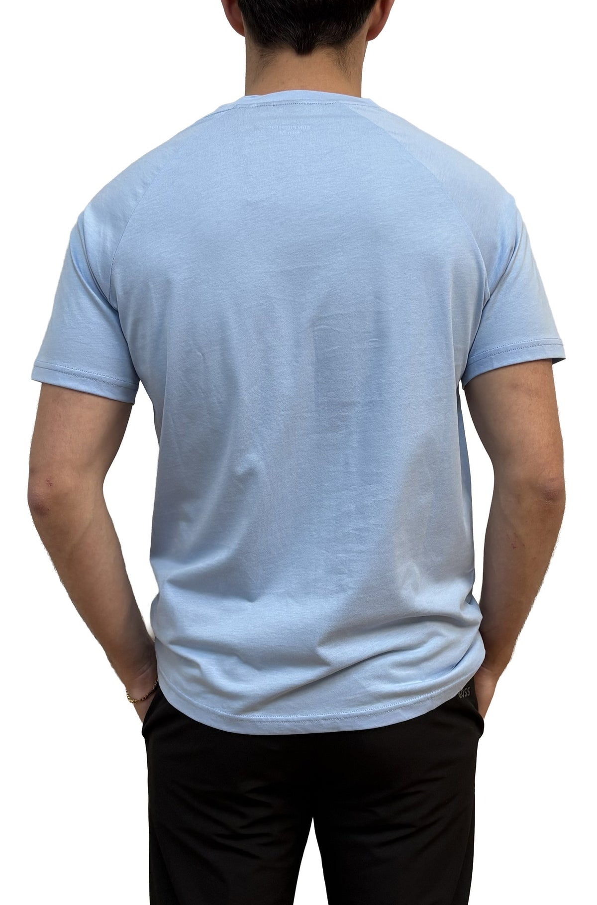 Vue arrière d’un t-shirt bleu pâle à manches courtes, coutures raglan et ourlet droit cousu pour homme par HUGO BOSS