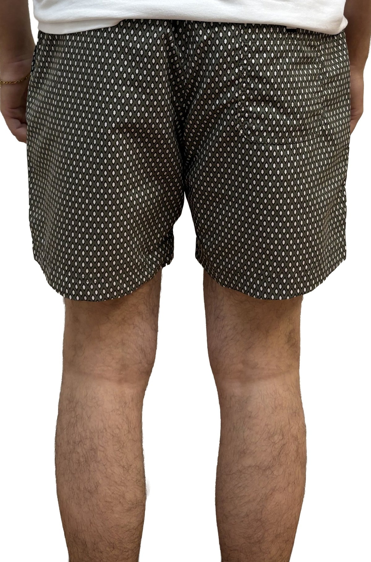 Vue arrière d’un short de bain foncé à motif diamant blanc avec poche arrière pour homme par HUGO BOSS