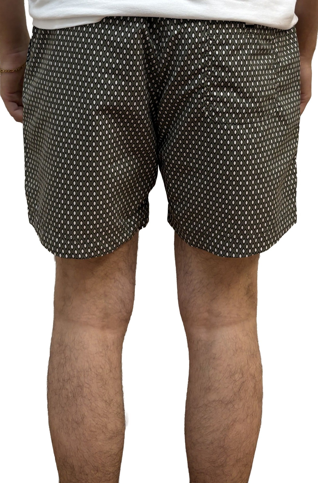 Vue arrière d’un short de bain foncé à motif diamant blanc avec poche arrière pour homme par HUGO BOSS