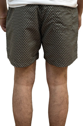 Vue arrière d’un short de bain foncé à motif diamant blanc avec poche arrière pour homme par HUGO BOSS