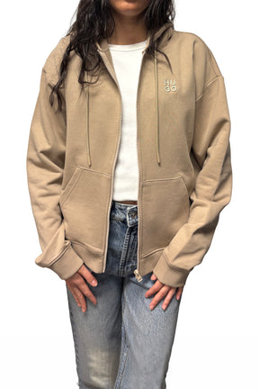 Veste à zip zippé beige porté ouvert, avec capuchon à cordons et logo HUGO blanc pour femme par HUGO BOSS, vue de face