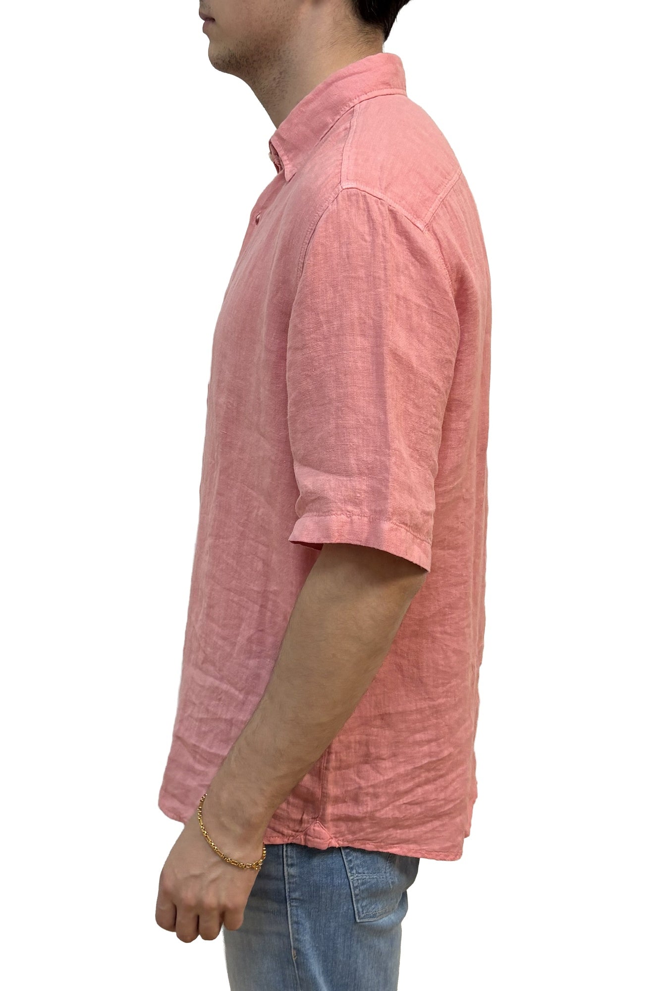 Chemise boutonnée rose corail à manches courtes, avec couture d’épaule et ourlet courbé pour homme, vue de côté
