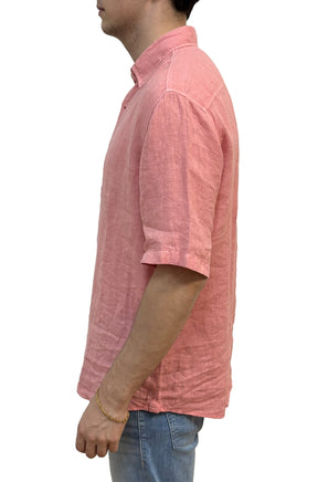 Chemise boutonnée rose corail à manches courtes, avec couture d’épaule et ourlet courbé pour homme, vue de côté