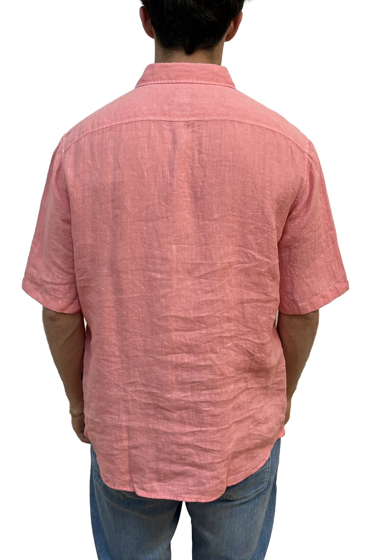 Vue arrière d’une chemise boutonnée rose corail à manches courtes, avec empiècement et ourlet arrondi pour homme