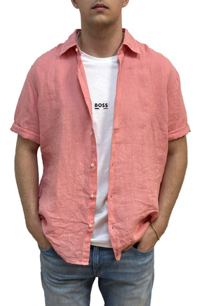 Chemise boutonnée rose corail à manches courtes, portée ouverte sur un t-shirt blanc pour homme par HUGO BOSS, vue avant