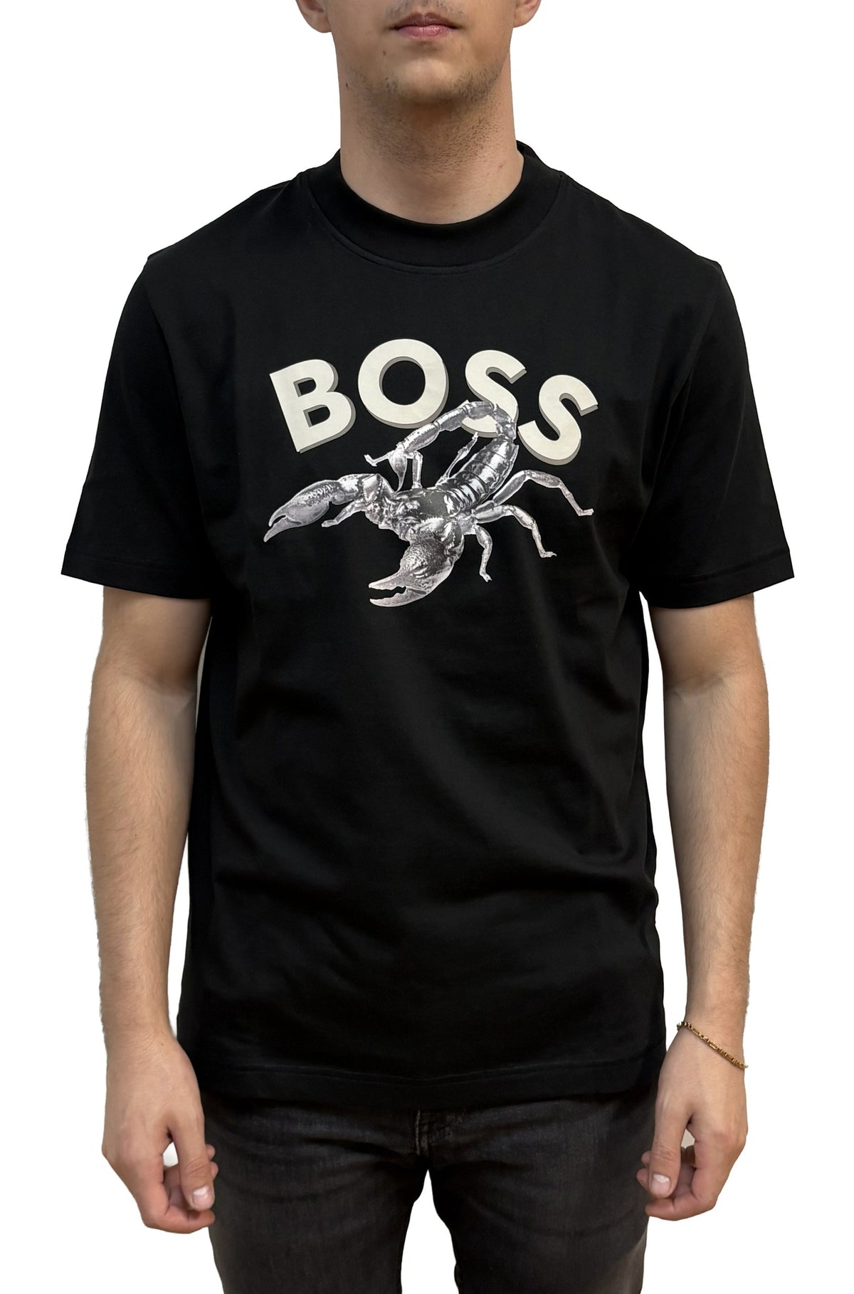 T-shirt noir à col rond avec grand texte BOSS blanc et motif scorpion gris pour homme par HUGO BOSS, vue avant