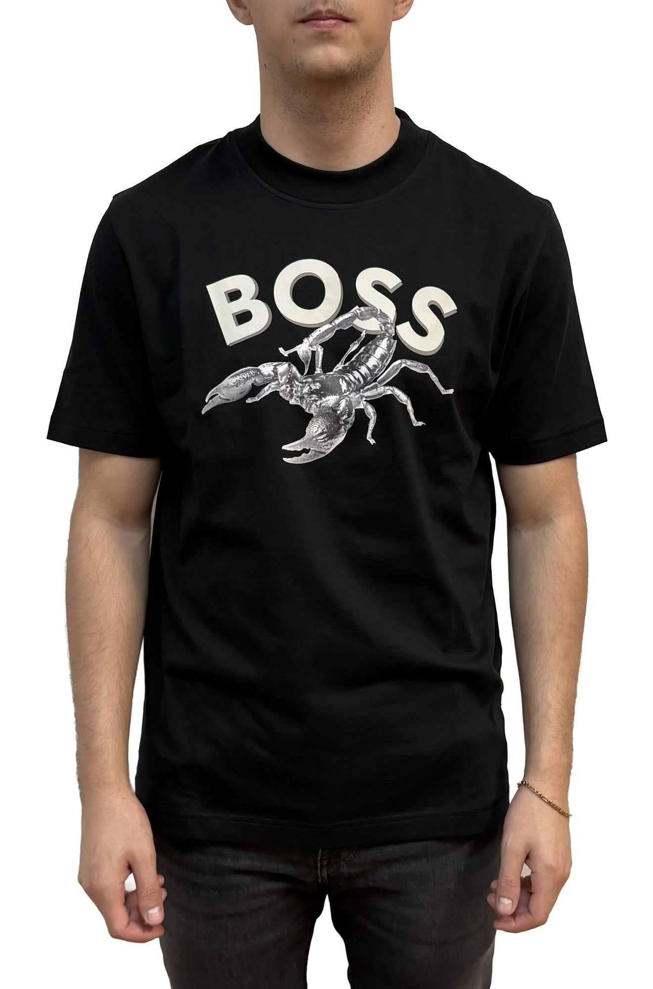 T-shirt noir à col rond avec grand texte BOSS blanc et motif scorpion gris pour homme par HUGO BOSS, vue avant