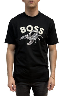 T-shirt noir à col rond avec grand texte BOSS blanc et motif scorpion gris pour homme par HUGO BOSS, vue avant