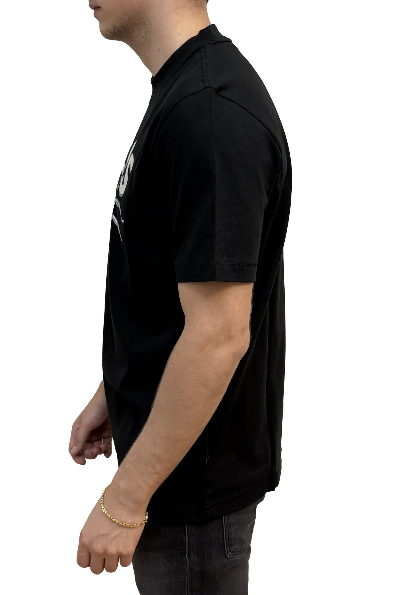 T-shirt noir à imprimé, avec manche courte, ourlet droit et motif partiel pour homme par HUGO BOSS, vue de côté