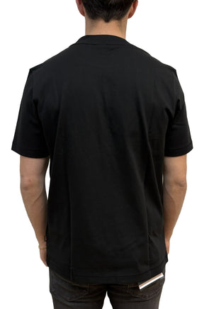 Vue arrière d’un t-shirt noir à manches courtes, dos uni et petite étiquette à la couture côté pour homme par HUGO BOSS