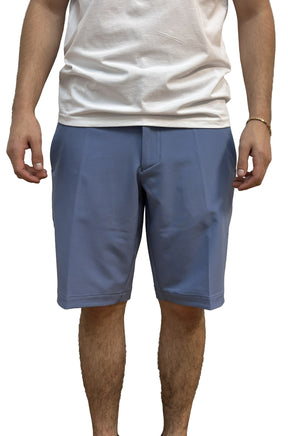 Short bleu pâle aux genoux avec braguette, poches obliques et ourlet cousu pour homme par HUGO BOSS, vue avant