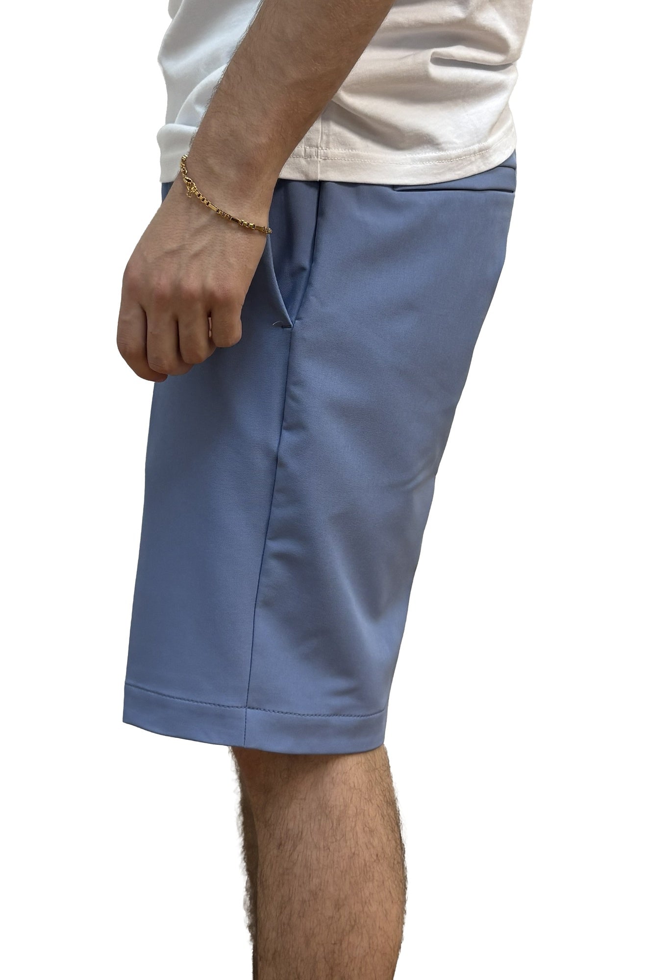 Short bleu pâle aux genoux avec poche oblique et bande d’ourlet cousue pour homme par HUGO BOSS, vue de côté