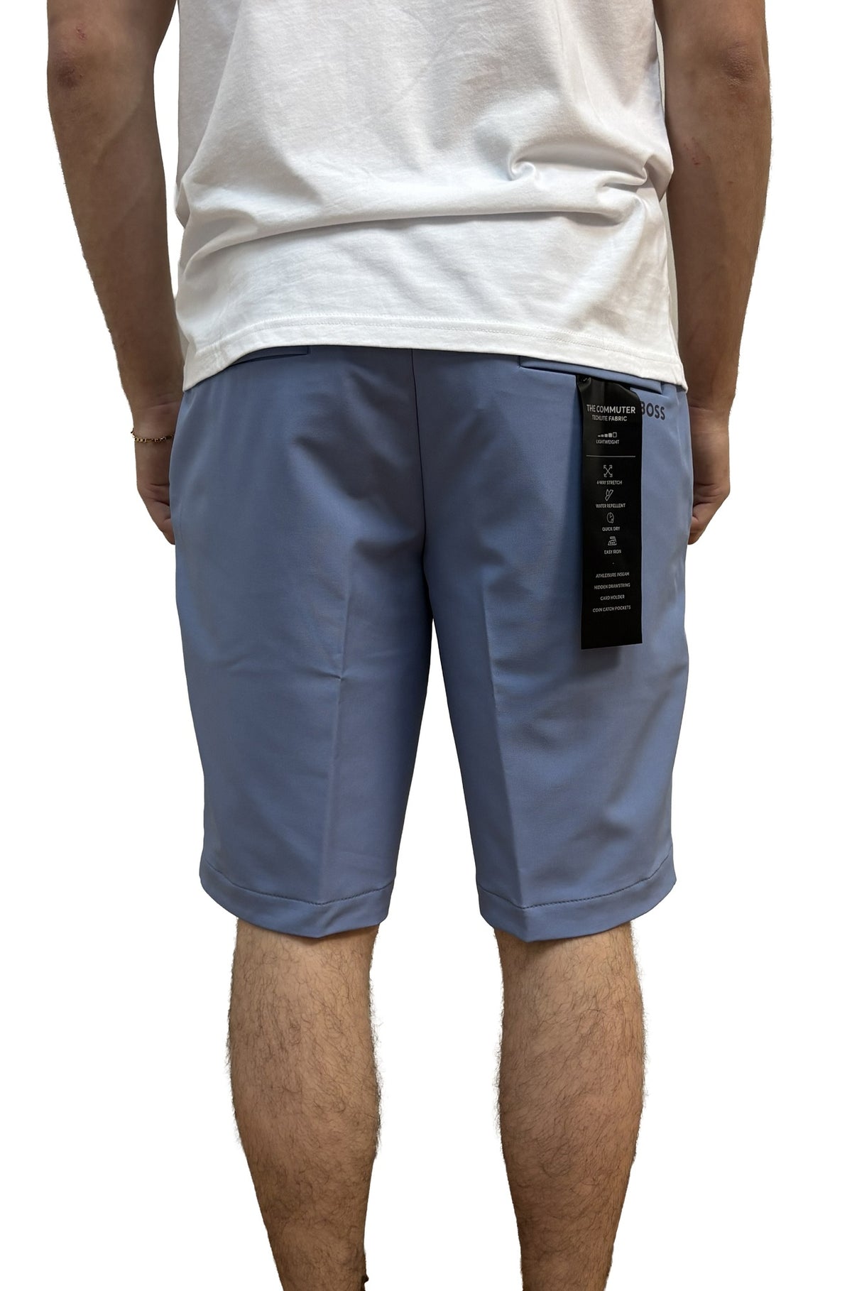 Vue arrière d’un short bleu pâle aux genoux avec poches passepoilées et étiquette noire pour homme par HUGO BOSS